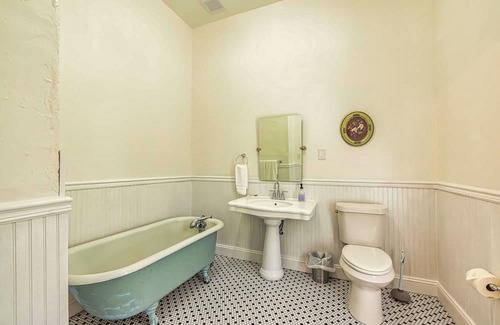 Senoia House | Welcome to the Famous, Award Winning VERANDA HISTORIC INN Senoia, GA