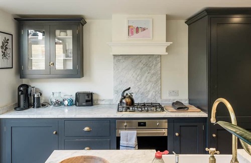 Queen's Park Cottage | Luxury 2BD Cottage stones throw from Notting Hill