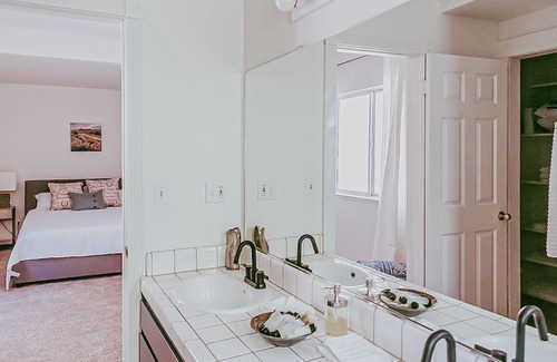 Hopland Cottage | Enchanted wine country cottage with sunroom, large patio, & alfresco dining