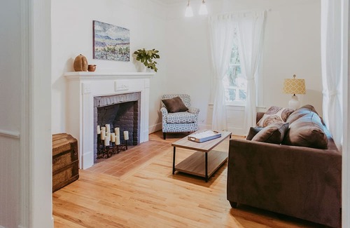 Hopland House | Idyllic wine country home with open layout, serene views, & alfresco dining