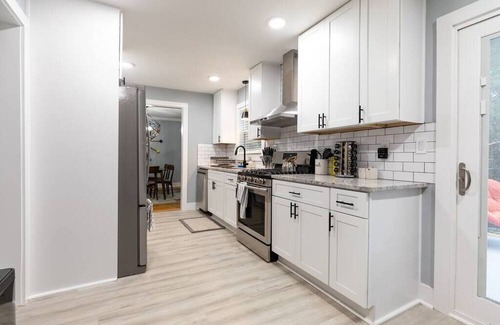 Decatur House | NEW! Modern Luxury w/ Pool Table 3BR|5BD Sleeps 10