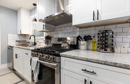 Decatur House | NEW! Modern Luxury w/ Pool Table 3BR|5BD Sleeps 10