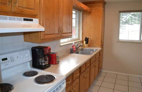 Jefferson Park House | By MileHigh/Pepsi Cntr, Parking, W/D, King bd, AC