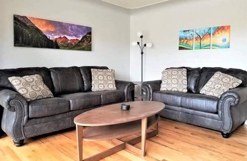 Jefferson Park House | Near MileHigh/Pepsi Cntr A/C W/D Parking King bed