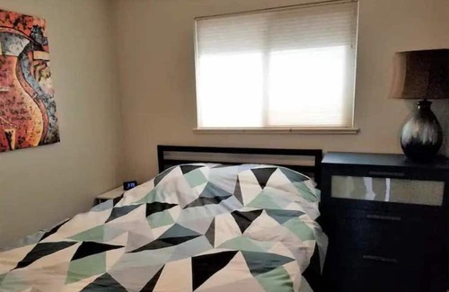 Jefferson Park House | Sleeps 6, Near MileHigh/PepsiCntr, A/C, Parking