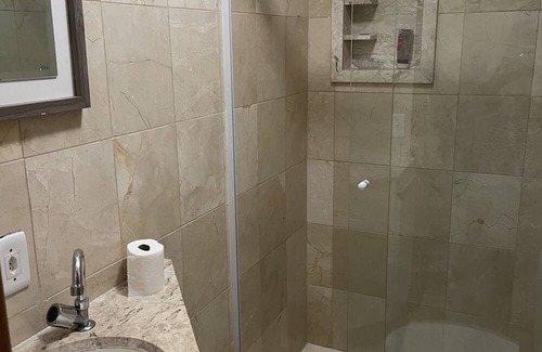 Frade Apartment | Apartamento Mobiliado à 50 Metros da Praia, Estacionamento Grátis e Piscina