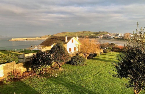 Porto de Espasante House | Sunny home with enormous terrace and garden just 1 min walk to the beach!