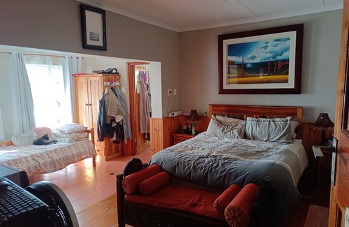 Gouritz House | Quaint Pet-Friendly Family Retreat: Just Steps Away from the Stunning Ocean