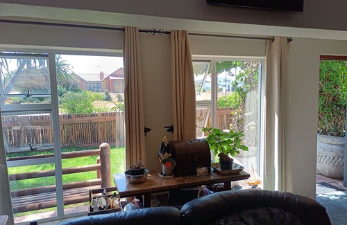 Gouritz House | Quaint Pet-Friendly Family Retreat: Just Steps Away from the Stunning Ocean