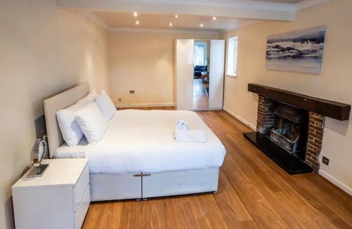 Ferndown House | Pass the Keys | Spacious House/Game Room/Hot tub