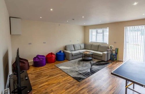 Ferndown House | Pass the Keys | Spacious House/Game Room/Hot tub