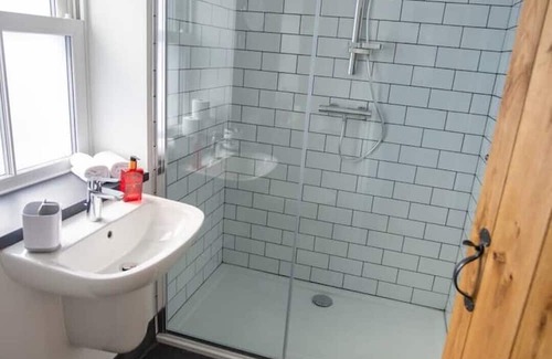 Snowdonia National Park Cottage | Fabulous hot tub cottage with Snowdon views!