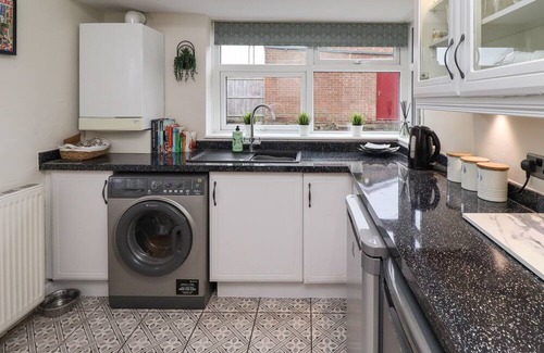 South Shields Cottage | BASE CAMP, pet friendly, with a garden in South Shields