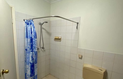 Cannonvale Apartment | Spacious granny flat on the ground floor, close to shops, beaches, town centre.