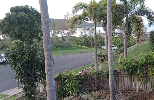 Cannonvale Apartment | Spacious granny flat on the ground floor, close to shops, beaches, town centre.