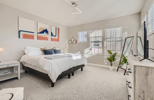 Twin Lakes House | Mid-Mod Retreat I Backyard I Game Room I 5 beds