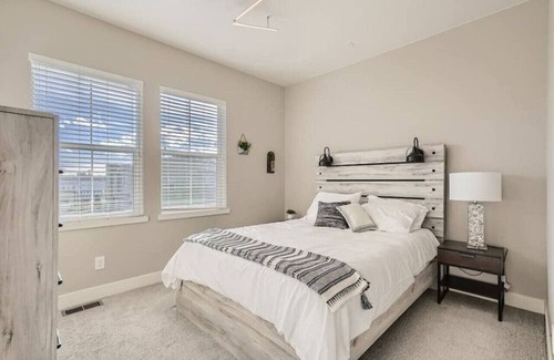 Twin Lakes House | Mid-Mod Retreat I Backyard I Game Room I 5 beds