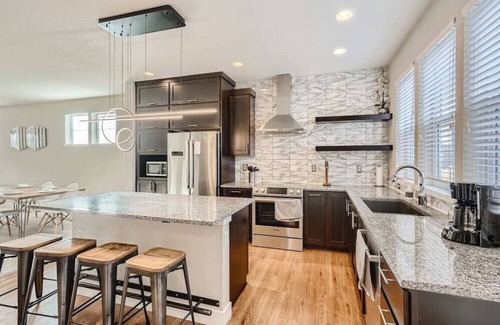 Twin Lakes House | Mid-Mod Retreat I Backyard I Game Room I 5 beds