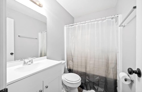 Clarksville House | 5 minute to gate 4, pets welcome