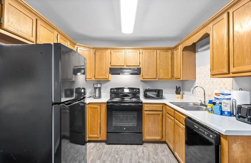 Clarksville House | 5 minute to gate 4, pets welcome