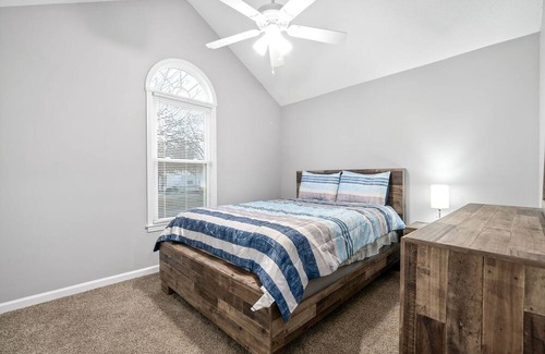 Clarksville House | 5 minute to gate 4, pets welcome