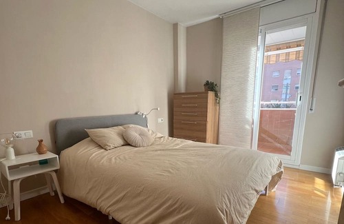 Sant Andreu de Palomar Apartment | Modern studio near metro 5 minutes from La Maquinista Great lighting and balcony