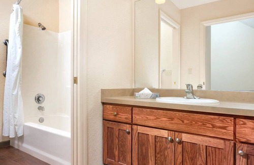 Nice House | Enjoy Clear Lake with the family in this resort 2BD condo with resort boat dock