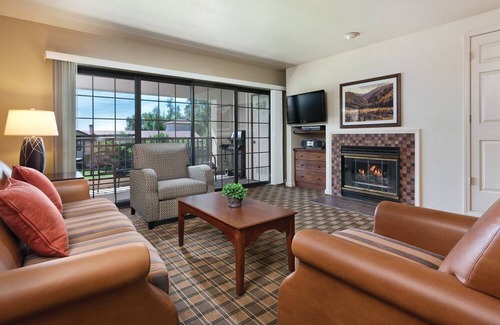 Nice House | Enjoy Clear Lake with the family in this resort 2BD condo with resort boat dock