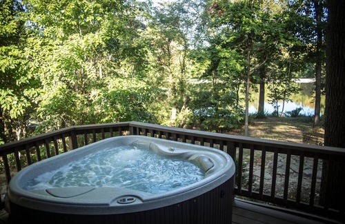 Carbondale Cabin | Hot Tub Cabin- In the Heart of Shawnee Wine Trail