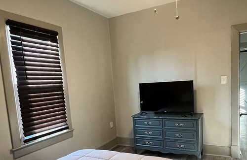 New Albany House | Cozy Home Near Bourbon Trail, Airport & NuLu-Pet Friendly Backyard.