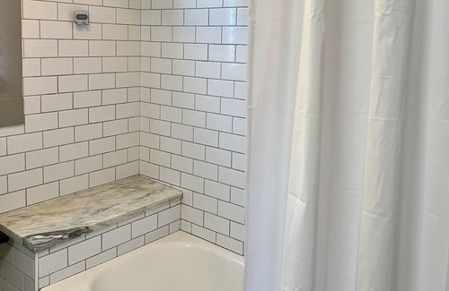 New Albany House | Cozy Home Near Bourbon Trail, Airport & NuLu-Pet Friendly Backyard.