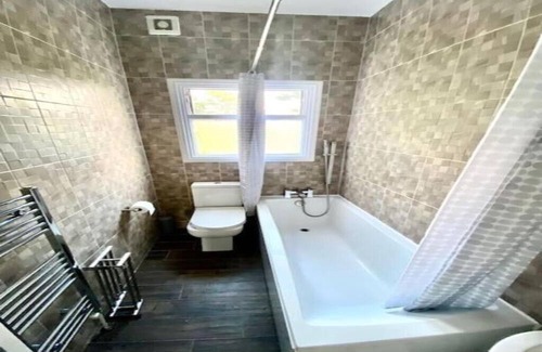 Bow West Apartment | Mile End - 1 Bedroom Apartment, Sleeps Upto- 2, 3 Min Walk to Mile End Station