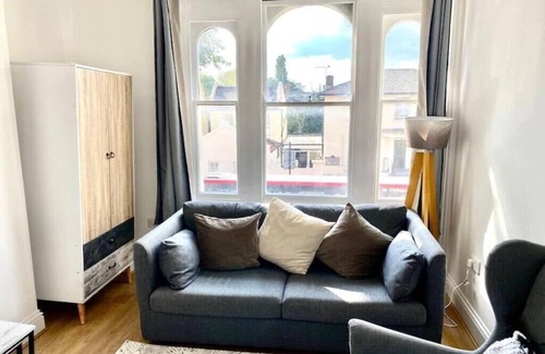 Bow West Apartment | Mile End - 1 Bedroom Apartment, Sleeps Upto- 2, 3 Min Walk to Mile End Station