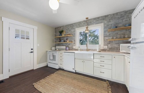 Mount Vernon Bed & Breakfast | The Bluebell Inn - 8 minutes to Kenyon, 5 minutes to MVNU. Gracious Hospitality.