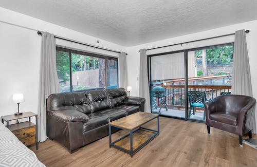 Yosemite National Park Condo | Capitan’s Corner – Unbeatable Location! Studio Condo Within Yosemite!