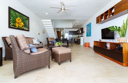 San Benito Villa | La Casa de Mimi Modern and Renovated Water Front Beach House