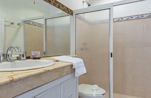 San Benito Villa | La Casa de Mimi Modern and Renovated Water Front Beach House