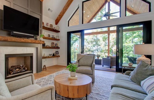 Reed Creek House | 5BR Luxury Lakefront w/ Private Dock, Hot Tub, and Fire Pit. Pet Friendly!