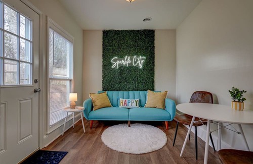 Drayton House | Comfortable home, workspace, close to downtown, schools, and hospitals