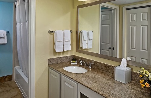 White Station House | 2 Spacious Units! w/ Kitchen, Parking, Pets Allowed, Close to Memphis Zoo!