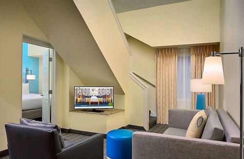 White Station House | 2 Spacious Units! w/ Kitchen, Parking, Pets Allowed, Close to Memphis Zoo!