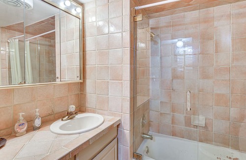 Hutchinson House | Hutchinson Home w/ Pond Access - 3 Mi to Town!