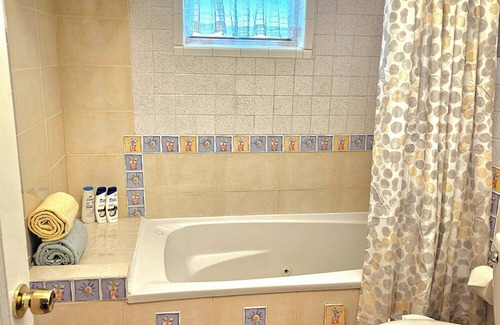 Hallandale Beach Villa | Cozy 3-Bedroom House-13min from the beach