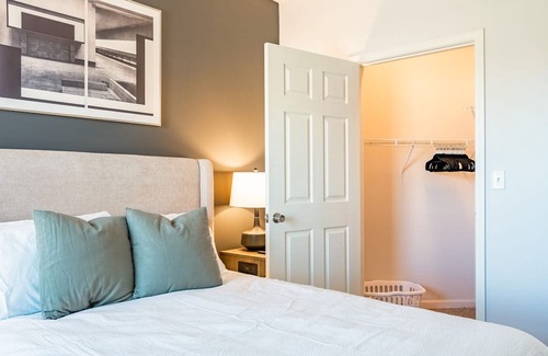 Overland Park Apartment | Modern Apartment in Prime Location (ID3816X03)