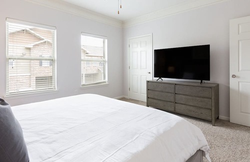 Overland Park Apartment | Modern Apartment in Prime Location (ID6837X15)