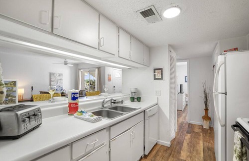 Bayview Condo | Bermuda Bay St. Petersburg Pool waterfront 2/2