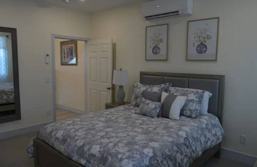 Off Broadway House | 5 minute walk to Downtown Newport ! 2 Floor 2 Bedroom Apartment in Newport