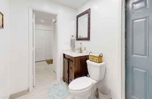 Everglades City House | Snowbird & dog-friendly riverfront home with fishing pier, grill, & kitchenette