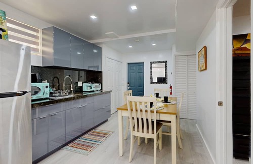 Everglades City House | Snowbird & dog-friendly riverfront home with fishing pier, grill, & kitchenette