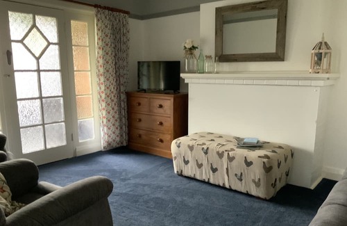 Crookwell House | Home away from home, 3 bedroom house, one block from Main Street